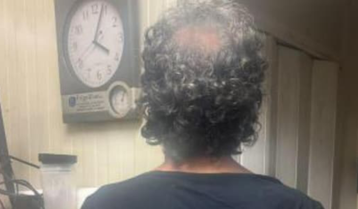 يكسر زجاج السيارات لسرقة محتوياتها… والأمن بالمرصاد