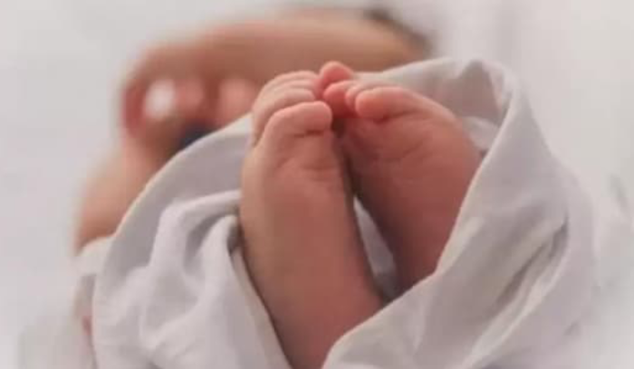 داخل حاوية للنفايات.. العثور على جثة طفلة حديثة الولادة!