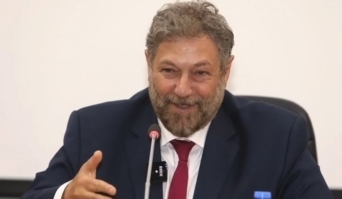 افرام في مؤتمر 