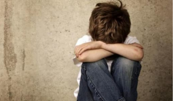 يتحرّش بأطفال قصّر… و