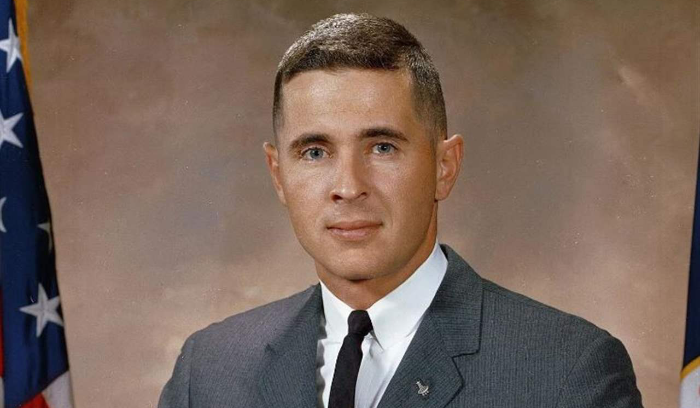 وفاة رائد فضاء في حادث تحطم طائرة