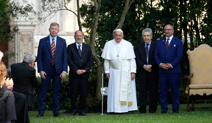 السفيران الإسرائيلي والفلسطيني معًا في حدائق الفاتيكان<br />
البابا فرنسيس: أصلّي كل يوم من أجل أن تنتهي هذه الحرب أخيراً