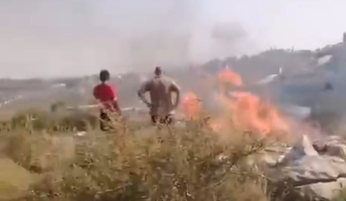 حريق في بلدة كوثرية السياد جراء إلقاء الجيش الإسرائيلي بالوناً حرارياً