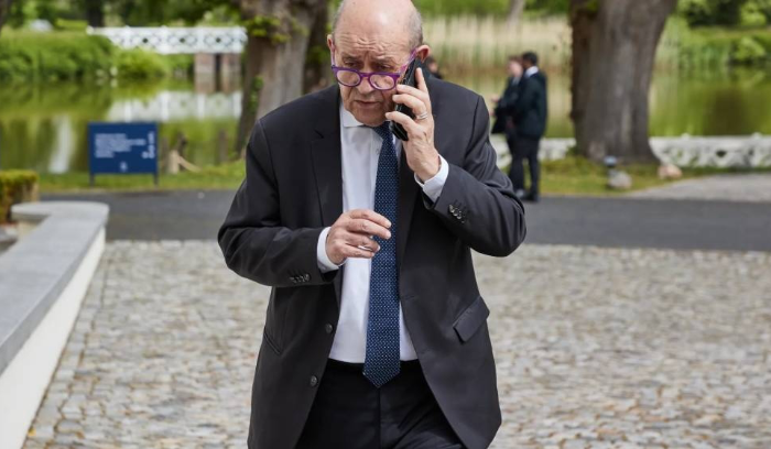 الموفد الفرنسي عائد إلى بيروت.. هل تحدث المعجزة؟<br />
مبادرة «جنبلاطية» للوصول إلى أرضية مشتركة..