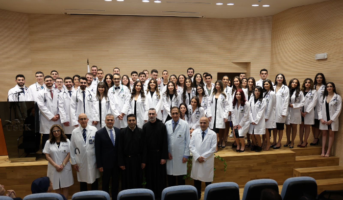 حفل ارتداء الرداء الأبيض في جامعة الروح القدس... خطوة هامّة لطلاب الطب نحو مرحلة التدريب السريري