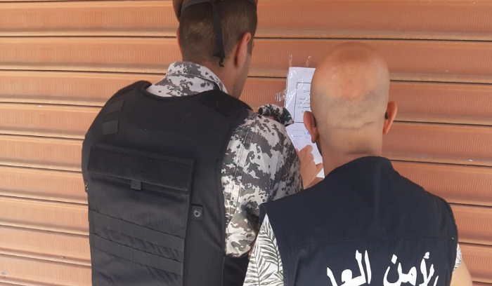 إقفال محل حلاقة يستثمره سوري