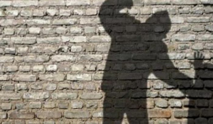 ضربوه وسرقوه... ماذا حدث مع جابي الكهرباء؟