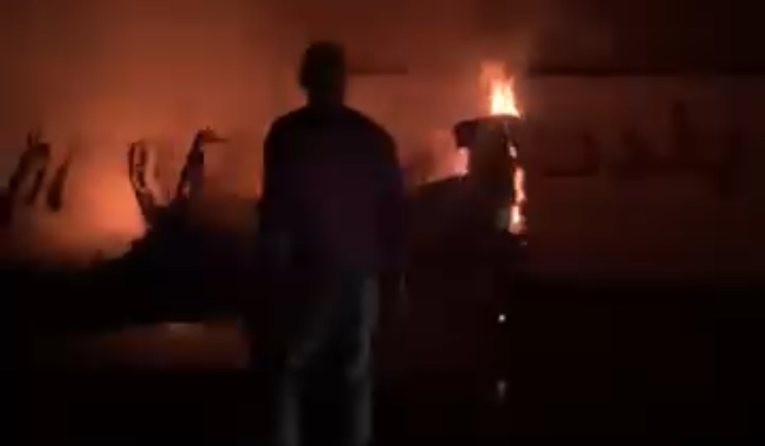 احتراق سيارة رباعية الدفع على طريق شكا باتجاه بيروت …هل من  إصابات؟