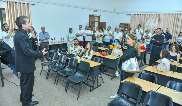 طلاب الصناعة الموسيقية يبدعون في عرض متقن لأغانيهم الخاصة في جامعة الروح القدس