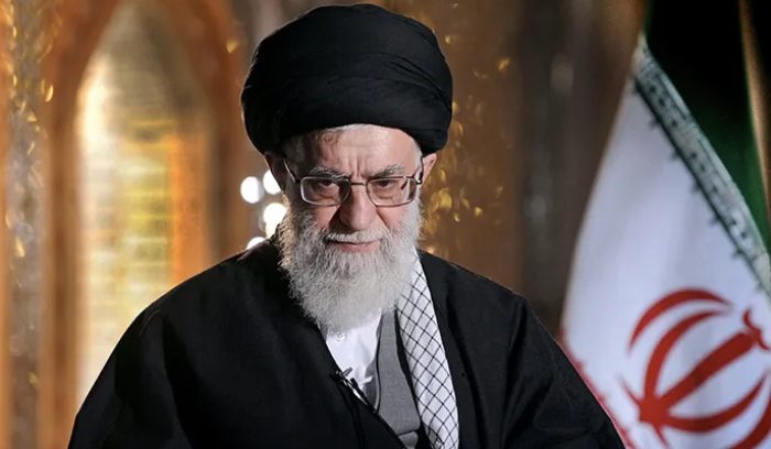 خامنئي يعزي الشعب الإيراني ويدعو إلى انتخابات خلال 50 يوماً