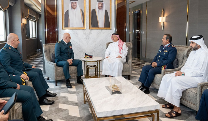 لقاء بين قائد الجيش ووزير الدولة لشؤون الدفاع القطري
