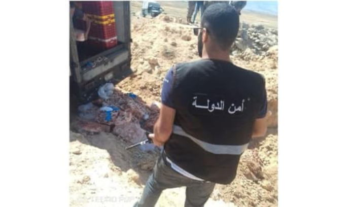 تلف شاحنتين لبقايا الدجاج وتوقيف سائقيهما