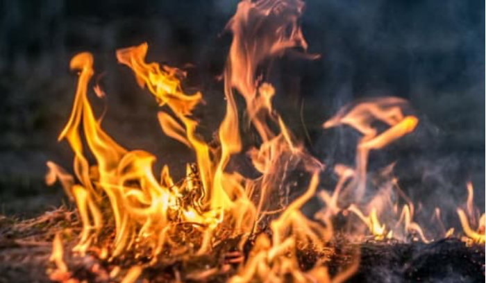 إخماد حريق شب في أراض زراعية بسهل القاع