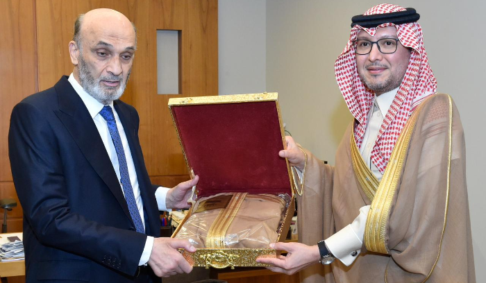 عباءَةٌ سعوديةٌ مطرّزة