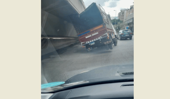 شاحنة ارتطمت بجسر نهر الموت وزحمة سير خانقة في المحلة