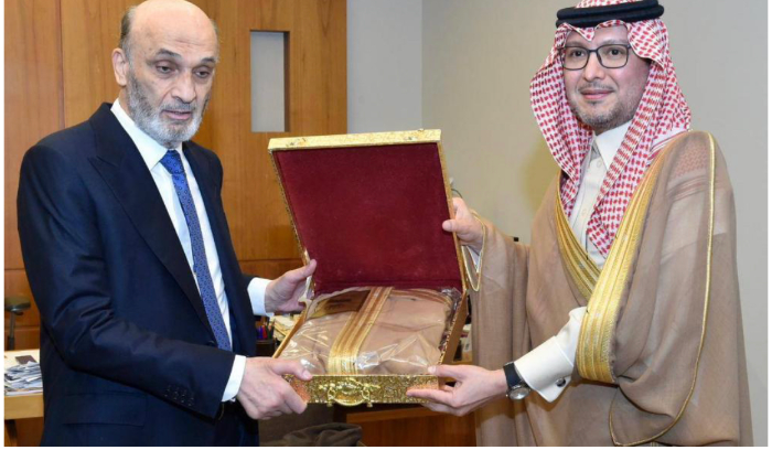 عباءة سعودية لجعجع... وتجديد حماية 