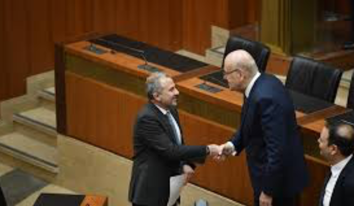 طي صفحة البلديات يفتح صفحة المفاوضات الساخنة حول الجنوب بعد رفح<br />
عودة التجاذب بين سليم وعون.. ورسالة تقارب من حزب الله إلى جنبلاط