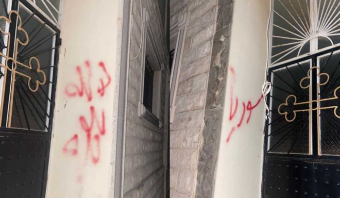“لا اله الا الله وكلمة سوريا” على حائط كنيسة!
