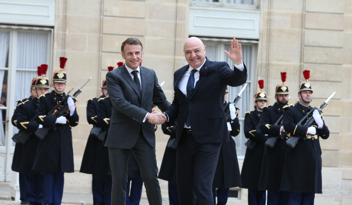 «قصف الضاحية» في قمة الإليزيه.. وإجراءات بعد عودة عون إلى لبنان<br />
<br />
اتصالات سلام تثمر نزعاً لفتيل التفجير الواسع.. وارتياح لبناني لمحادثات جدة