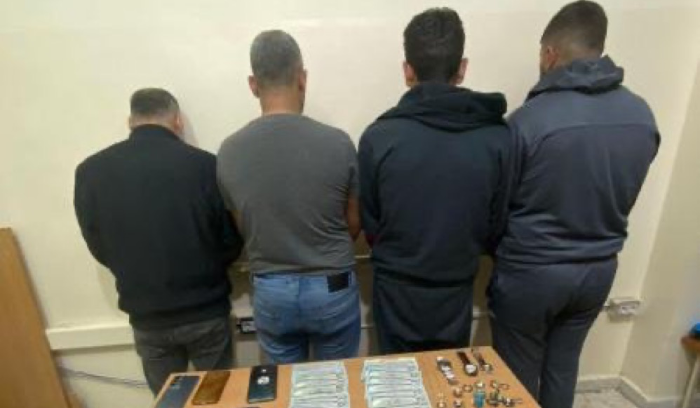 توقيف عصابة سرقت مبلغاً 