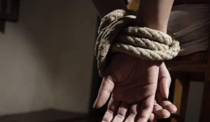 اعتداء عمال سوريين على مواطن بتروني وإدخاله العناية المركزة