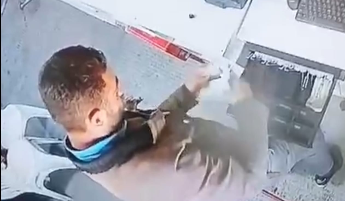 بالفيديو | بحجة جمع القصعين ...خلع الشباك وسرق صندوق المال في محلة المدفون