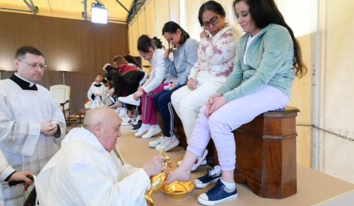 البابا فرنسيس يغسل أرجل سجينات