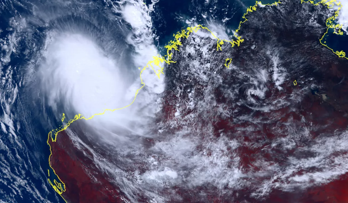 إعصار يحاصر 700 شخصاً في هذه الدولة…