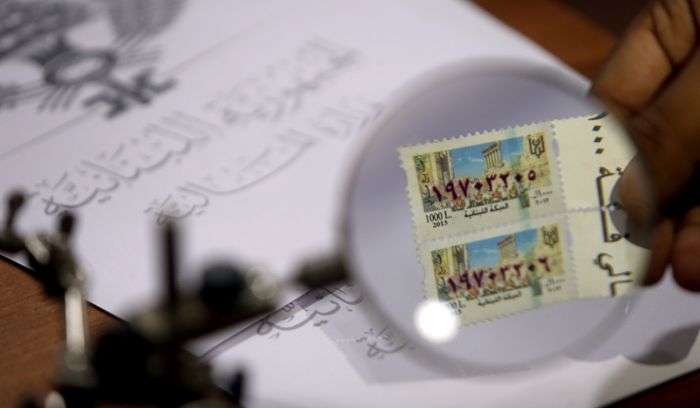 «المالية» غضّت النظر عن السوق الموازية: معالجة أزمة الطوابع بـ«الإغراق»