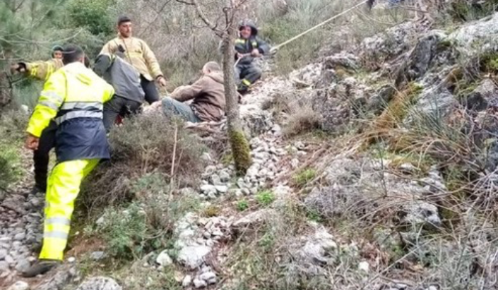 انقاذ راعٍ جراء سقوطه في وادي الجماجم