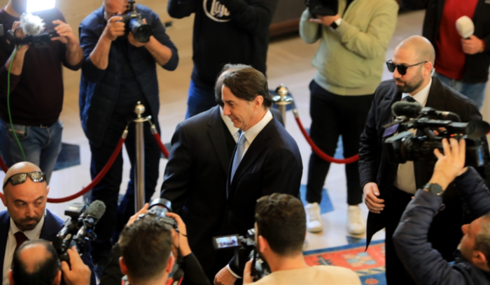 هوكشتين: عودة المستوطنين أولاً وأخيراً<br />
هوكشتين: ممنوع الحديث عن مزارع شبعا