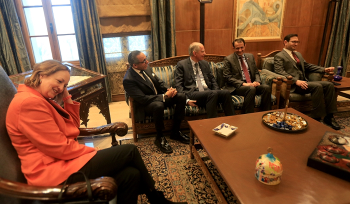 للسفراء الخمسة لغاتهم... ولبرّي شـروطه