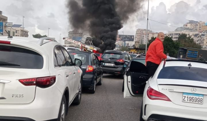 قطع طريق خلدة احتجاجاً على توقيف أحد الأشخاص