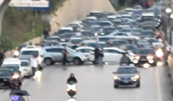 جريحان في حادث تصادم بين ١٦ سيارة