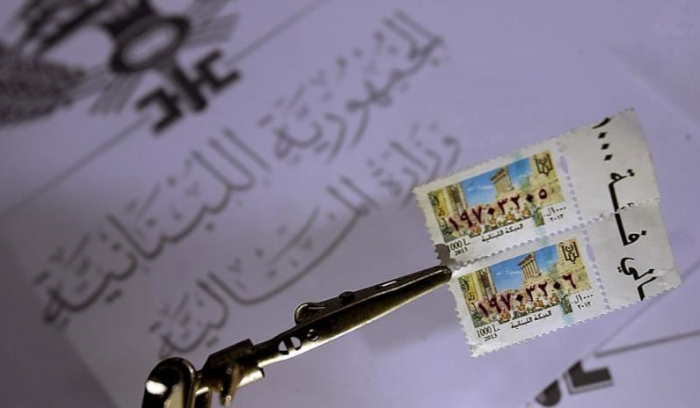 الطوابع الرسمية مفقودة في المقار وموجودة أمام أبواب الوزارات! 