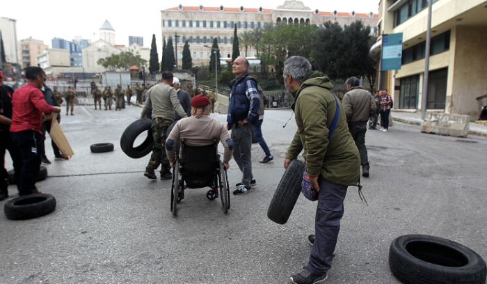 في الجنوب مواجهات وفي الداخل إرباكات… ماكرون: لبنان أولوية… زوارق أميركية للجيش