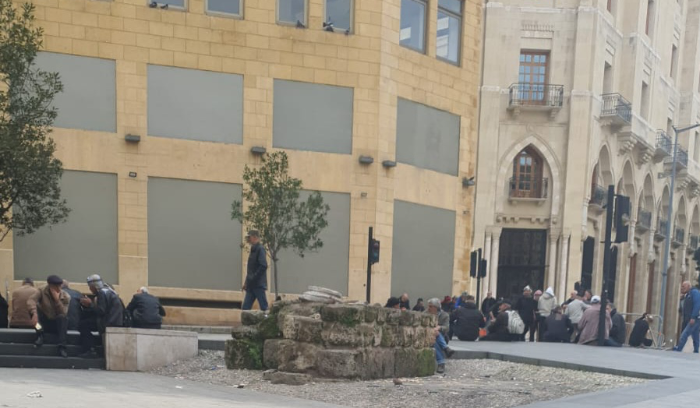 حشد من المتظاهرين في محيط مبنى بلدية بيروت… والطريق شبه مقطوعة