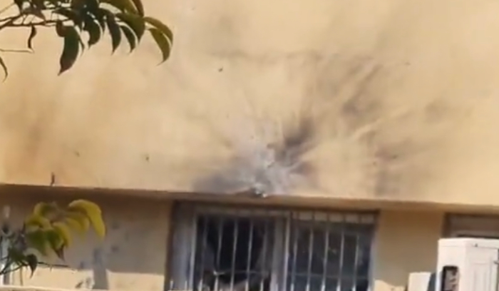 إصابة مبنى بصاروخ موجه في كريات شمونة