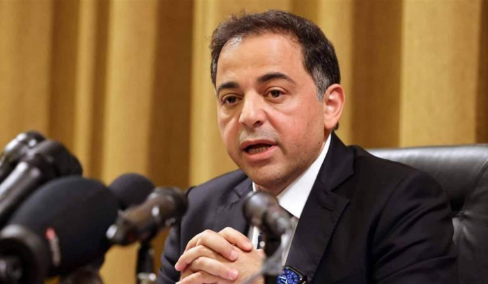 منصوري في لندن... وإشادة بوقف تمويل الدولة وتوحيد سعر الدولار