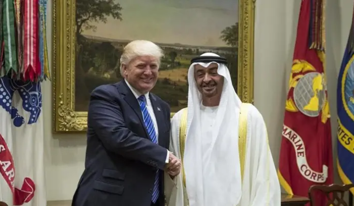 محمد بن زايد وترامب يبحثان التطورات الإقليمية والدولية