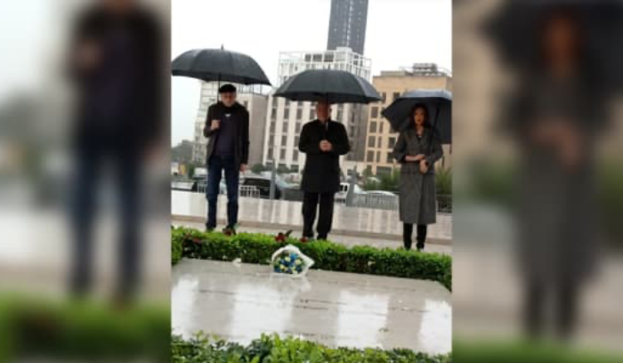 بالصورة: جنبلاط وباقة زرقاء.. أمام ضريح الحريري