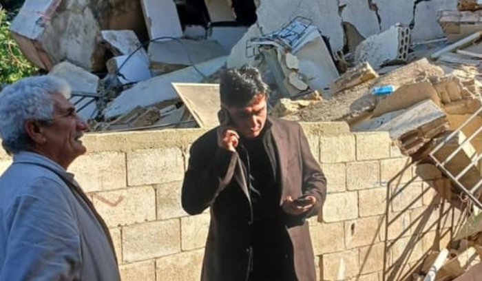 حميه يتفقد المبنى المنهار في صحراء الشويفات