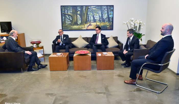 السفير المصري من معراب ينطلق للقاء القوى السياسية الأخرى<br />
سجال بين بري وجعجع حول «الحوار» و«اللجنة الخماسية» والراعي يدين تعطيل انتخاب الرئيس: خلفيات مشبوهة غير مقبولة