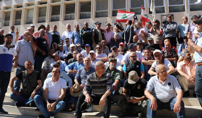 العسكريون المتقاعدون: سنمنع مجلس الوزراء من الانعقاد