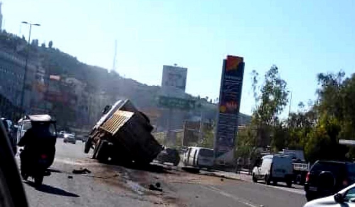 بالصور: انقلاب شاحنة على أوتوستراد جونية