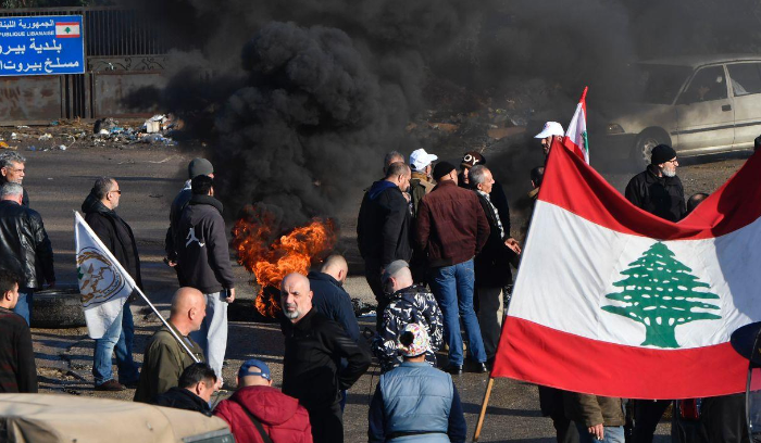 حراك العسكريين المتقاعدين مستمر ...احراق إطارات وإقفال طرقات