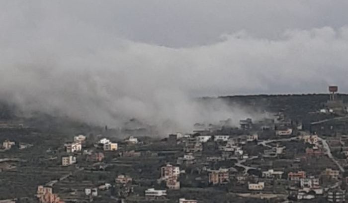 جريح بسبب غارة إسرائيلية استهدفت منزلاً في بيت ليف