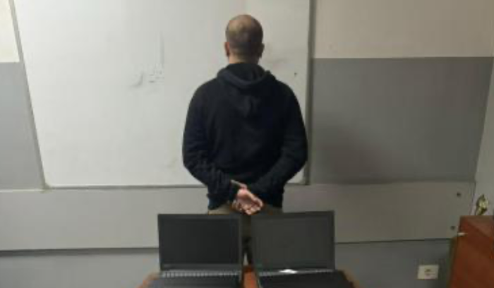 سرق عددًا كبيرًا من الحواسيب المحمولة من داخل مستودع إحدى الجامعات