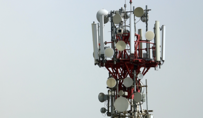 أميركيون يسيطرون على الشبكة الثابتة والإنترنت