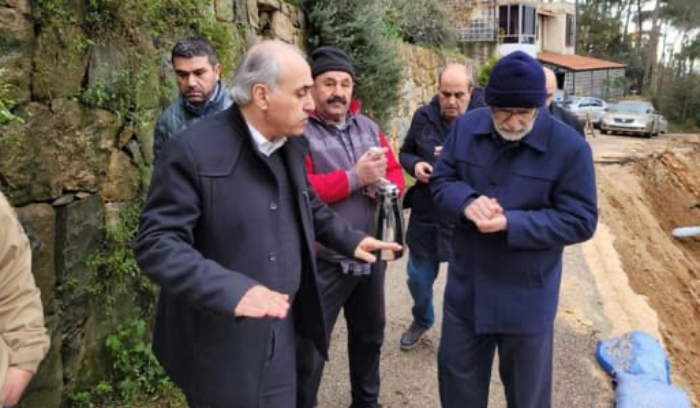 بعد إنهيار طريق... أبو الحسن يعاين الأضرار ويتصل بالمسؤولين